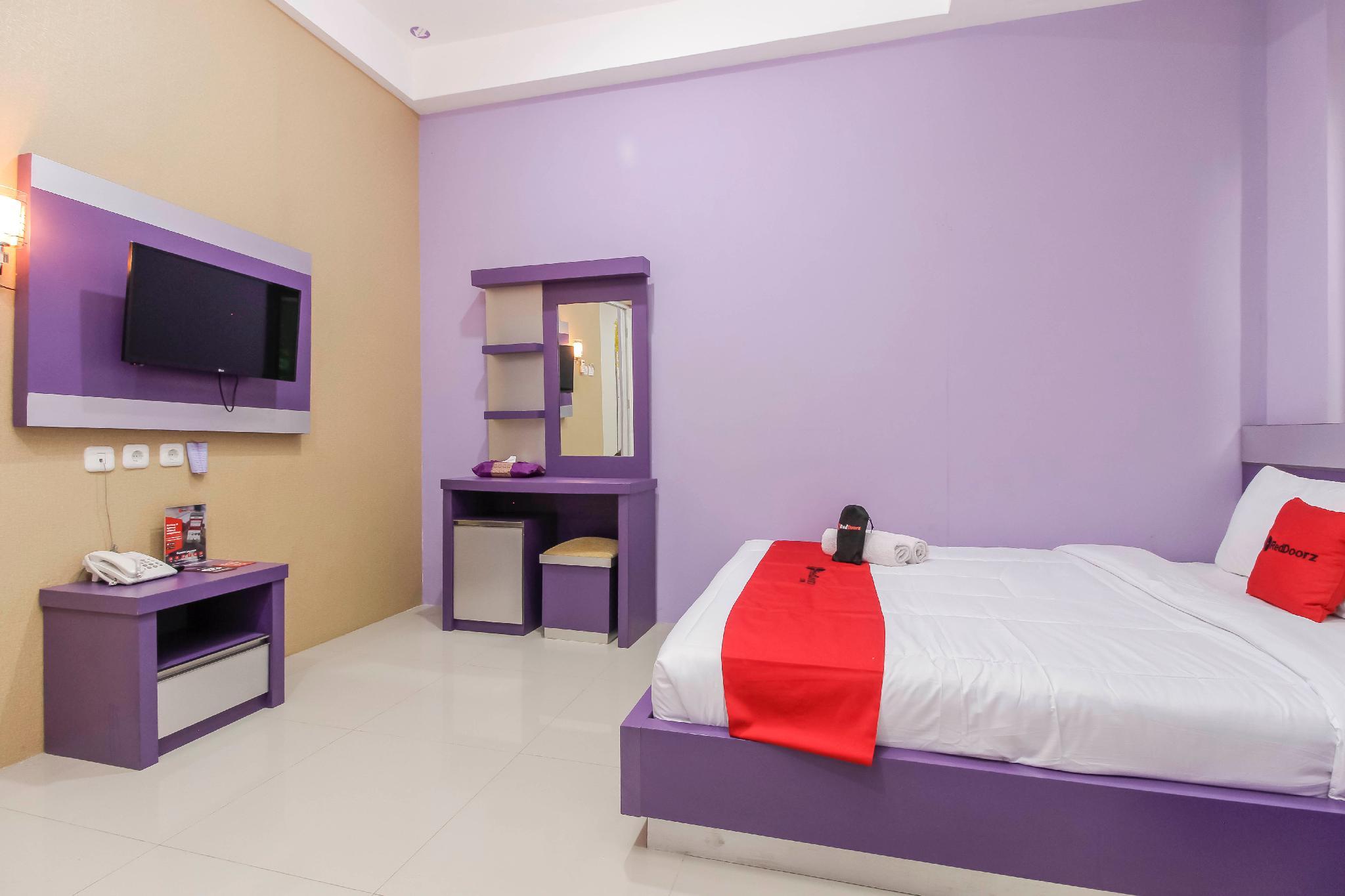 RedDoorz Plus near Stasiun Bekasi Exterior foto